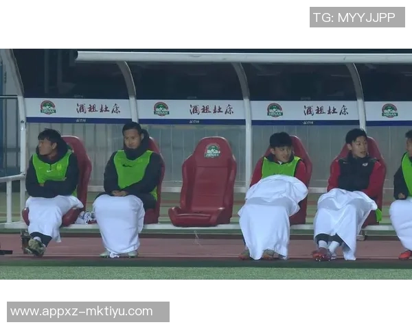 老友重聚亚泰主帅苏亚雷斯与国安队工作人员深情相拥展现友谊之情